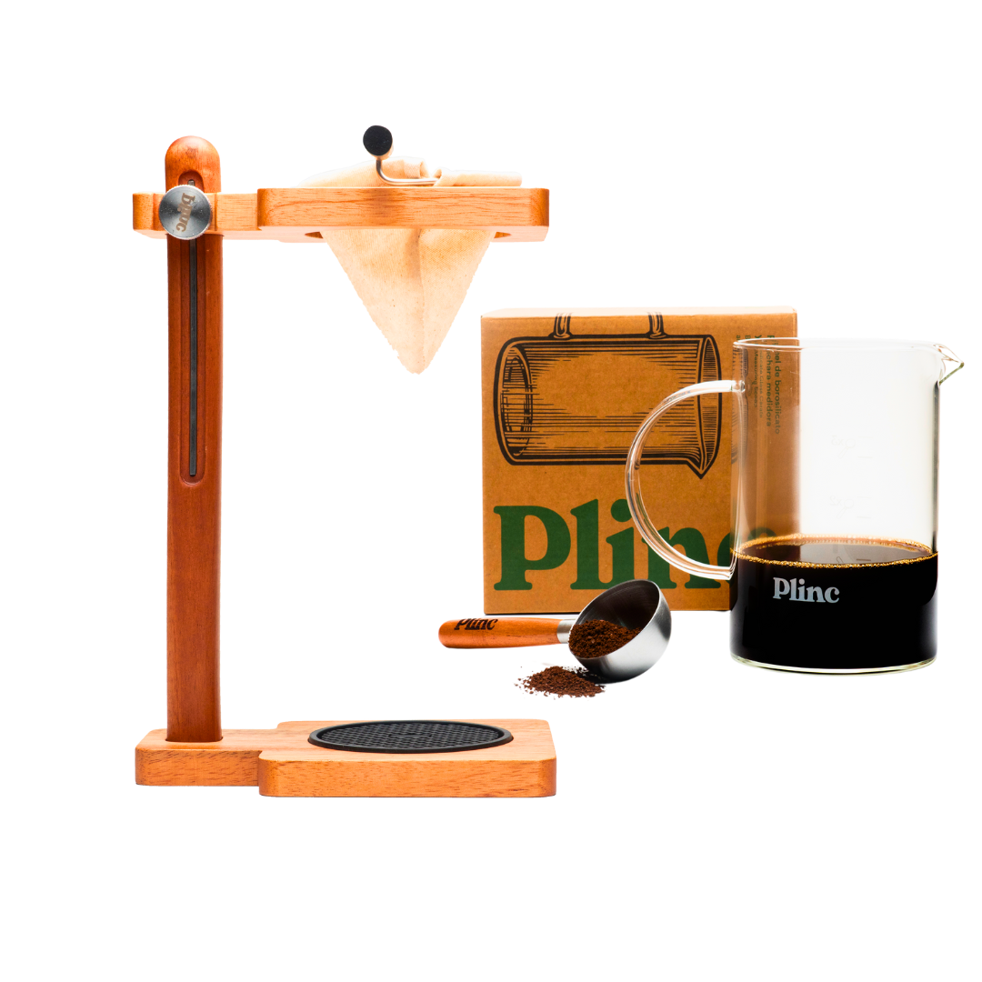 The Plinc system: a specialty coffee brewing method inspired by the traditional Costa Rican chorreador, with a carafe and measuring scoop to measure water and coffee proportions without a scale and brew coffee easily.