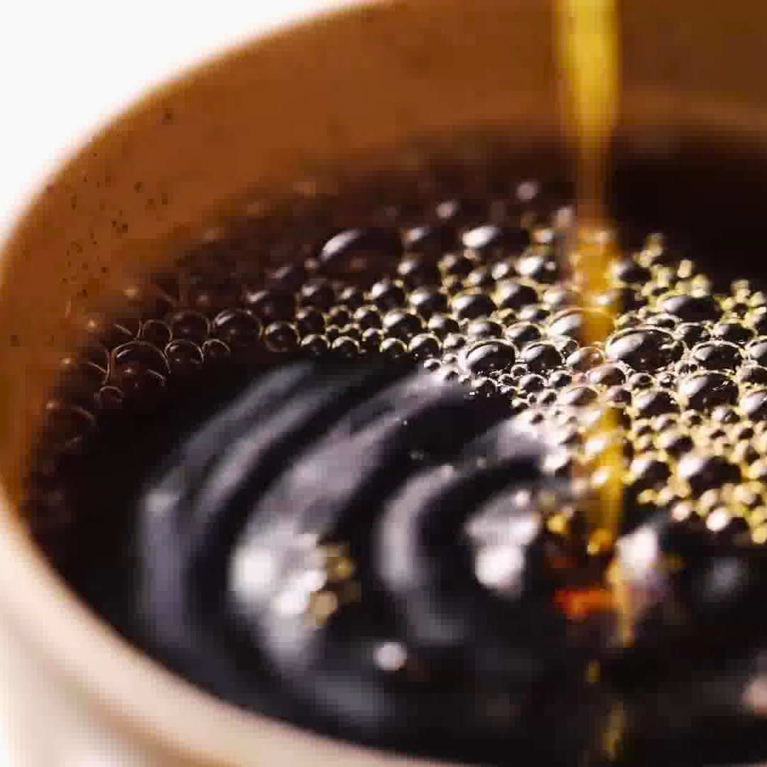 Bubbles on the coffee while brewing with the Plinc filter.