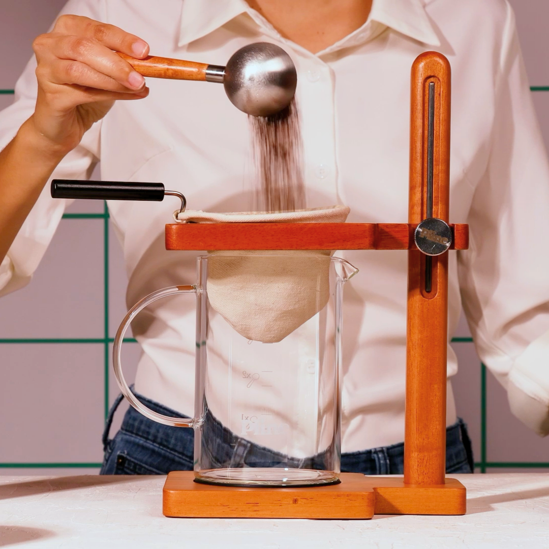 A Plinc measuring scoop for portioning coffee when filling the filter.